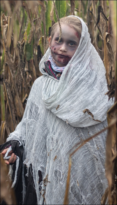 Gruseliges Kind beim Grusellabyrinth an Halloween im Maislabyrinth Liederbach
