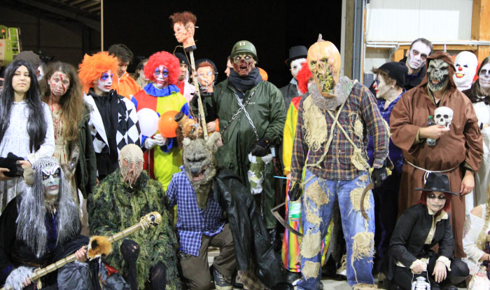 Die Schauspieler der Halloweencrew stellen sich vor im Maislabyrinth Liederbach